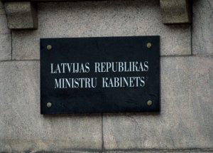 Latvijas Republikas Ministru kabineta plāksne uz ēkas sienas.