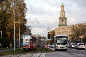 Liepājas tramvajs un autobuss pilsētas ielās pie luksofora.