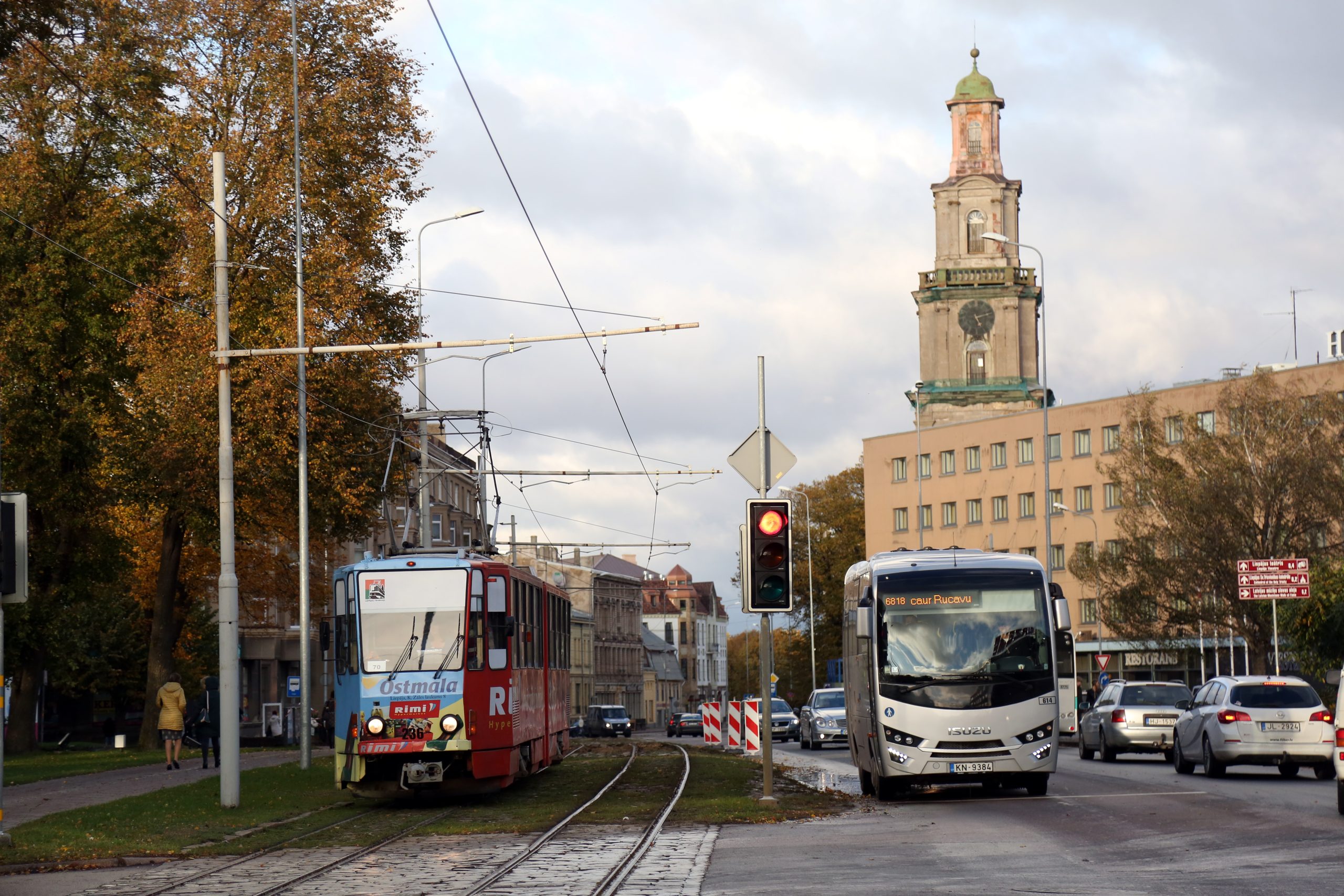 Liepājas tramvajs un autobuss pilsētas ielās pie luksofora.