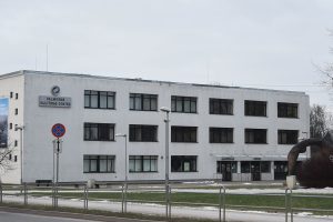 Valmieras Kultūras centrs ziemā ar sniega pēdām uz zemes.