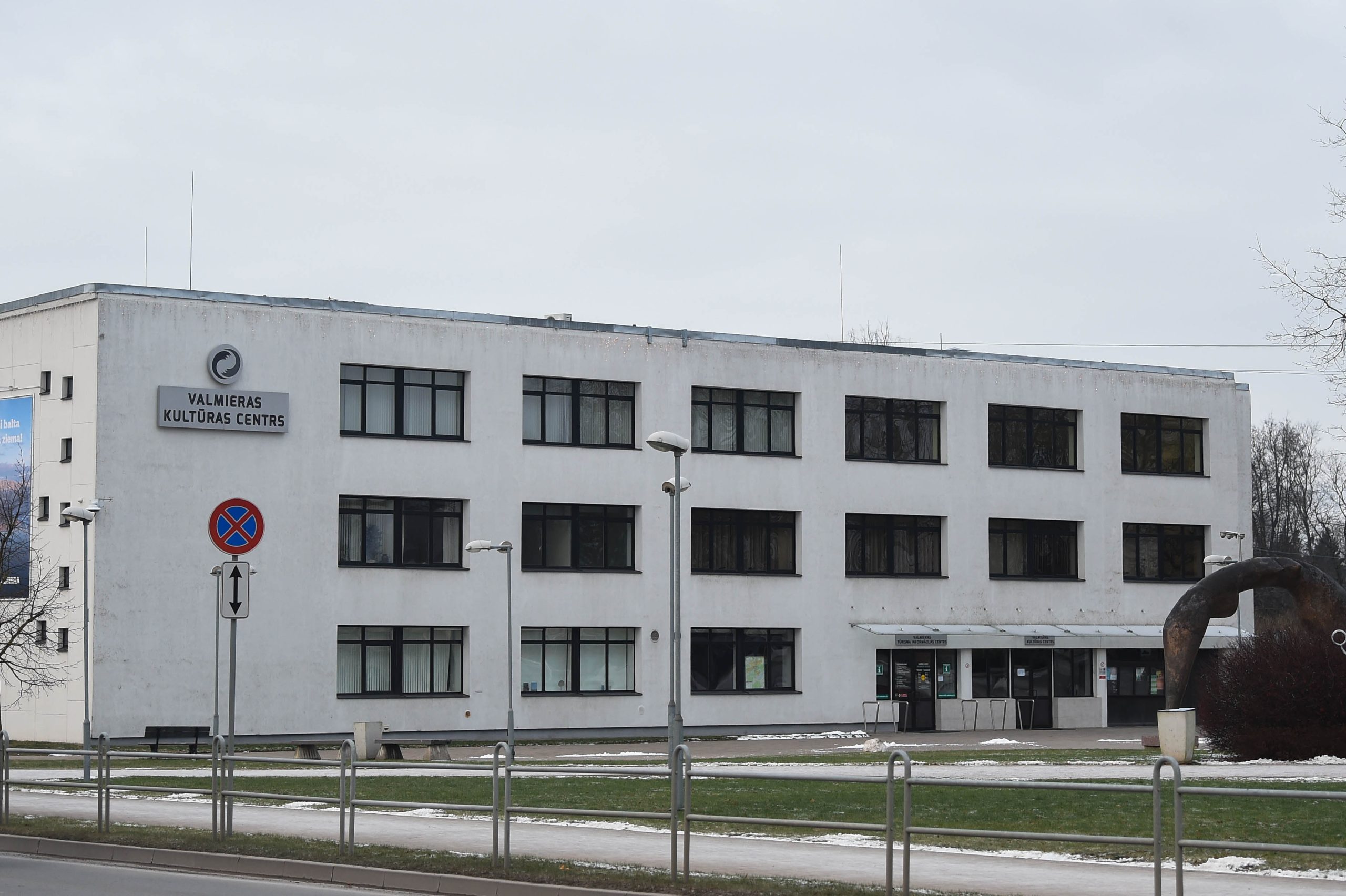 Valmieras Kultūras centrs ziemā ar sniega pēdām uz zemes.