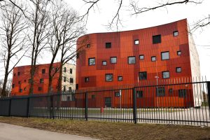Jaunā Paula Stradiņa slimnīcas ēka ar modernu arhitektūru.