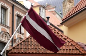 Latvijas karogs plīvo pie vēsturiskas ēkas Vecrīgā