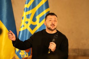 Ukrainas prezidents Volodimirs Zelenskis tiekas ar žurnālistiem