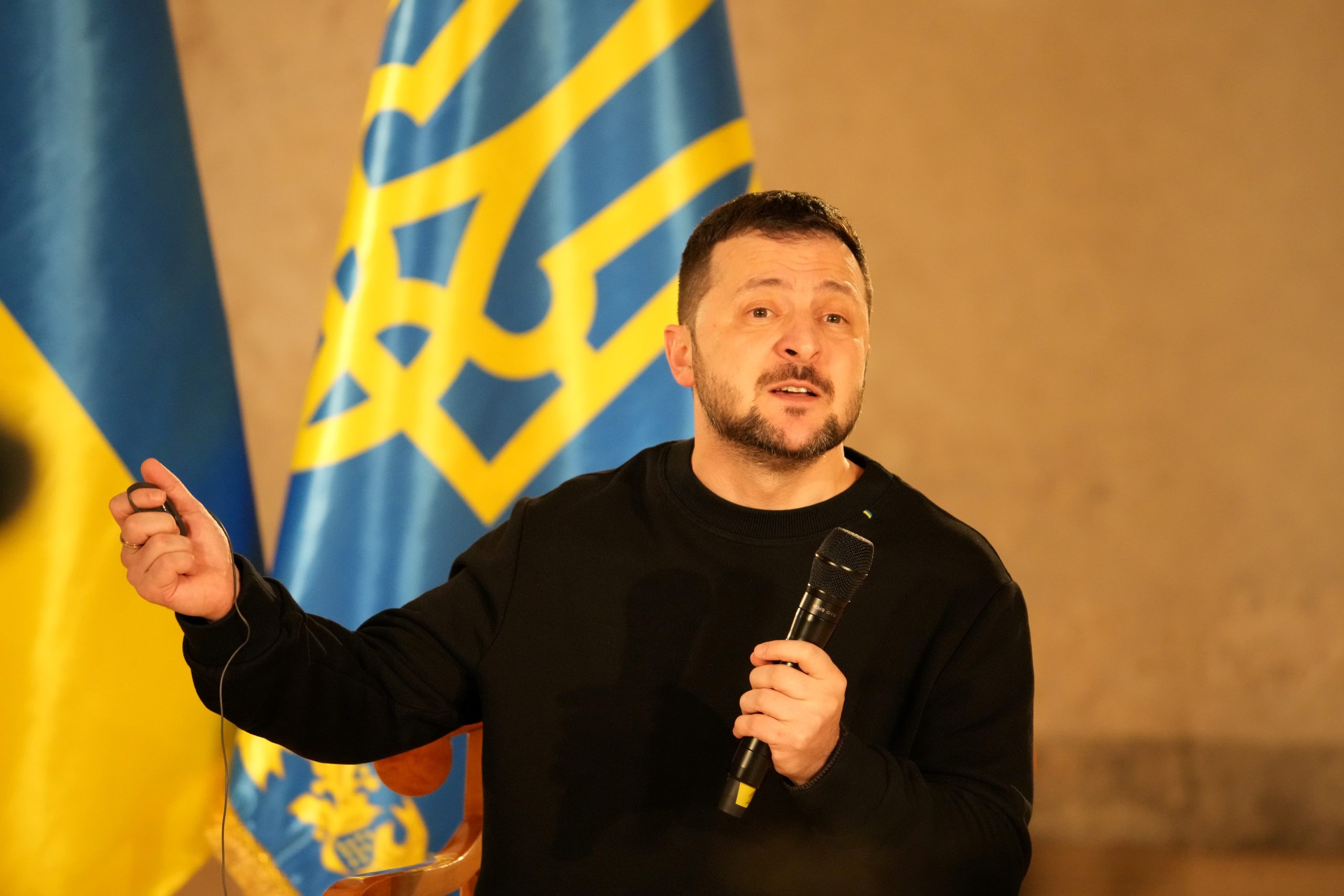 Ukrainas prezidents Volodimirs Zelenskis tiekas ar žurnālistiem