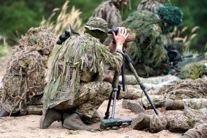 Militārie snaiperi maskēšanās tērpos izlūkošanas treniņā