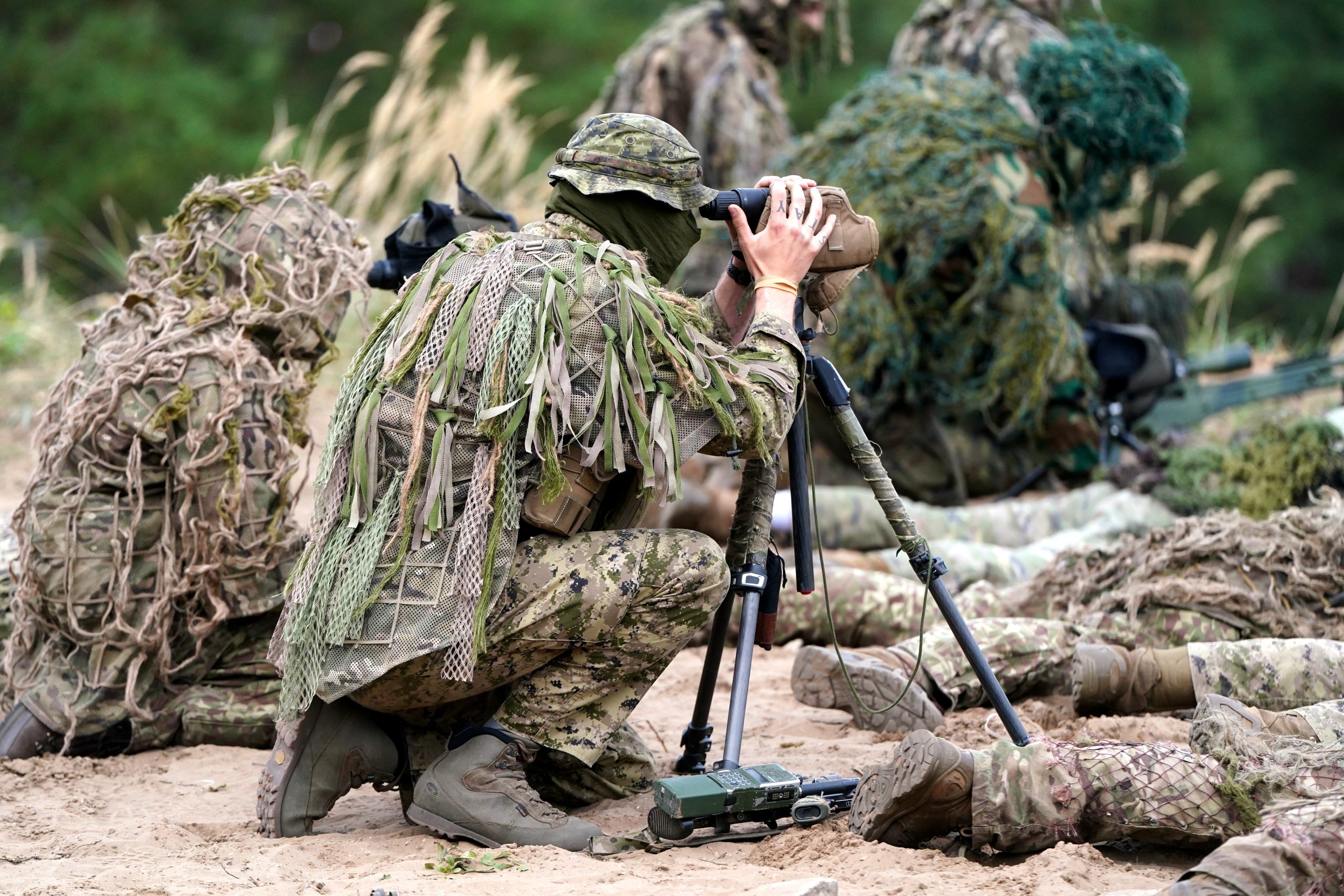 Militārie snaiperi maskēšanās tērpos izlūkošanas treniņā