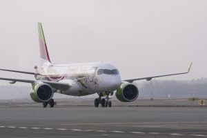 airBaltic lidmašīna ar īpašu dizainu uz skrejceļa