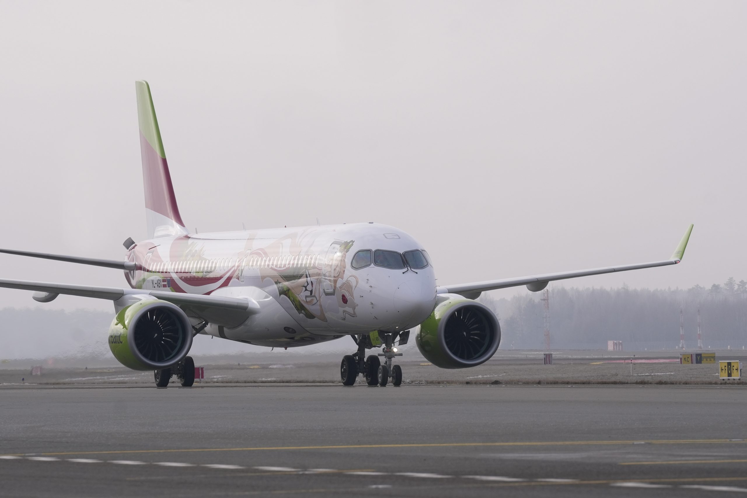 airBaltic lidmašīna ar īpašu dizainu uz skrejceļa