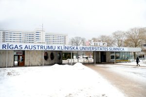 Rīgas Austrumu klīniskās universitātes slimnīcas galvenā ieeja ziemā.