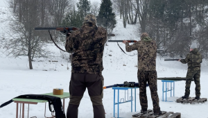 Mednieki ziemas apstākļos šaušanas treniņā
