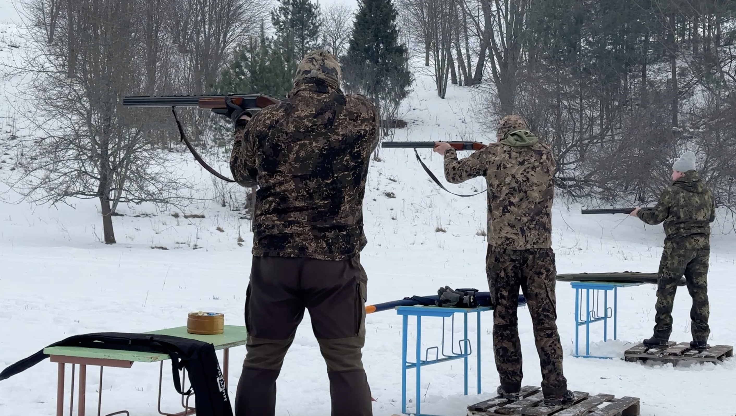 Mednieki ziemas apstākļos šaušanas treniņā