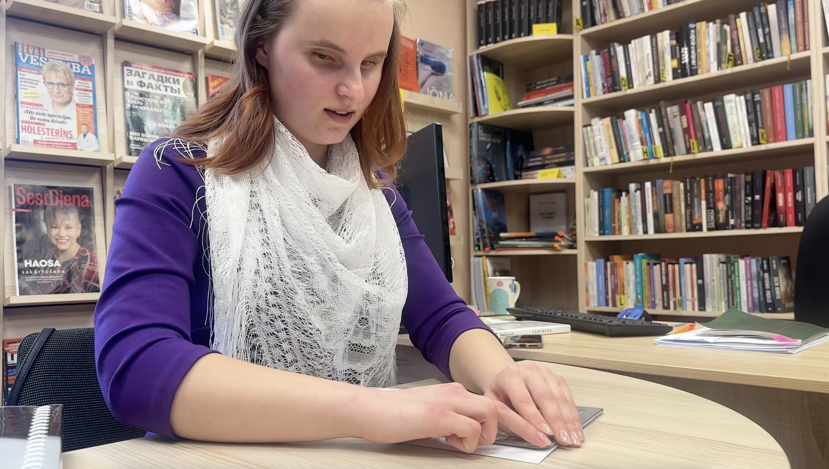 Agnese Puisāne bibliotēkā lasa Braila rakstā.