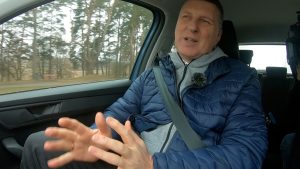 Raimonds Vējonis automašīnā sarunas laikā.