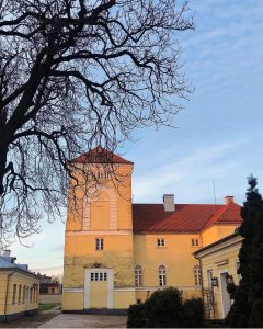 Livonijas ordeņa pils Ventspilī saulrieta gaismā.