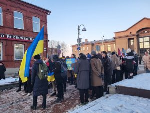 Cilvēki ar Ukrainas un Latvijas karogiem pulcējas atbalsta gājienā Daugavpilī.
