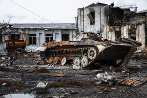Izpostīts un sadedzis tanks kara postītā apvidū
