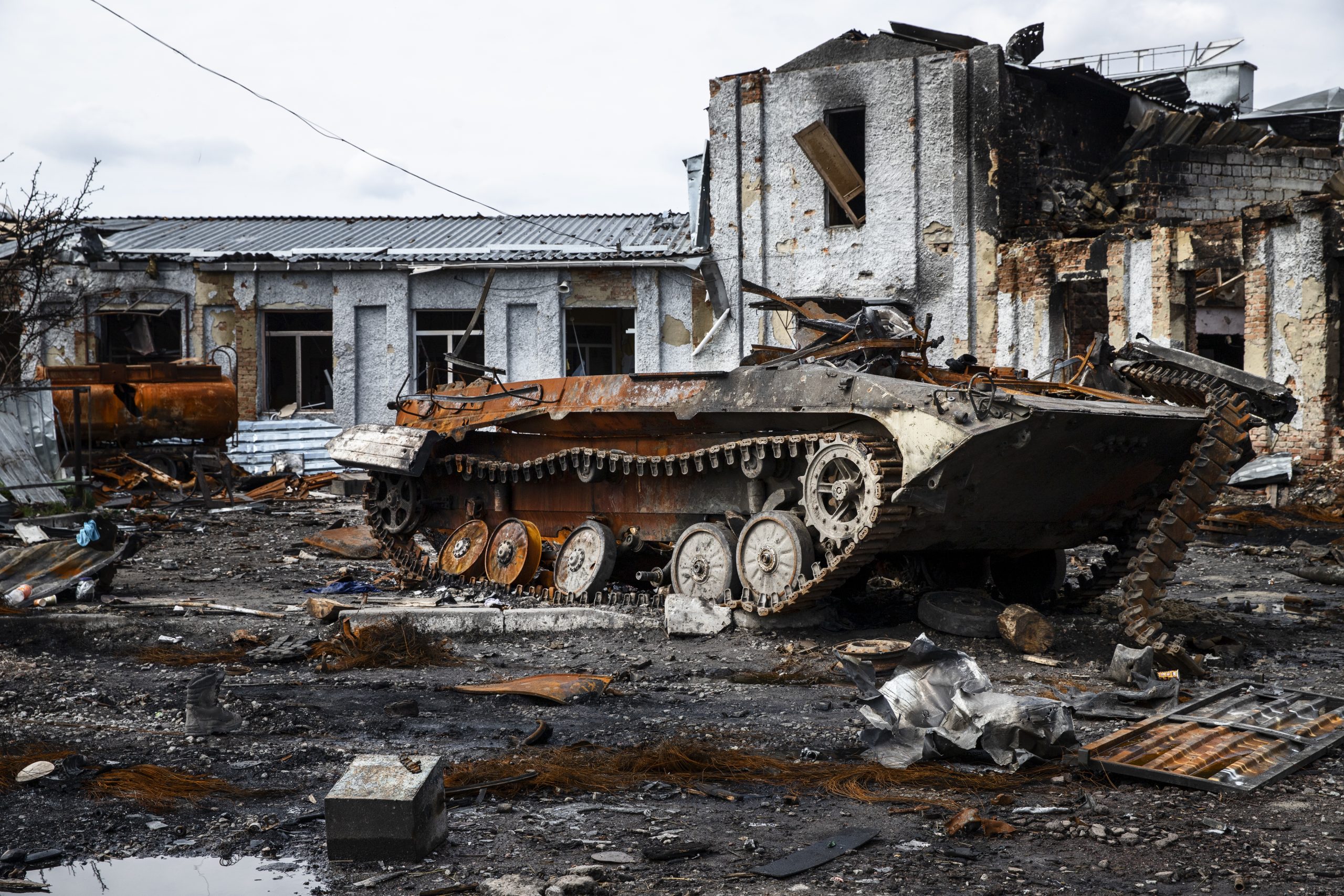 Izpostīts un sadedzis tanks kara postītā apvidū