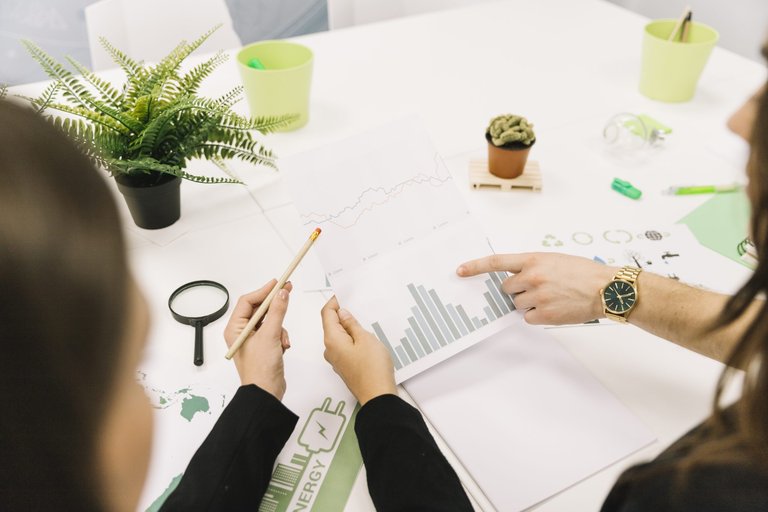 Biznesa cilvēki analizē grafikus un statistiku birojā