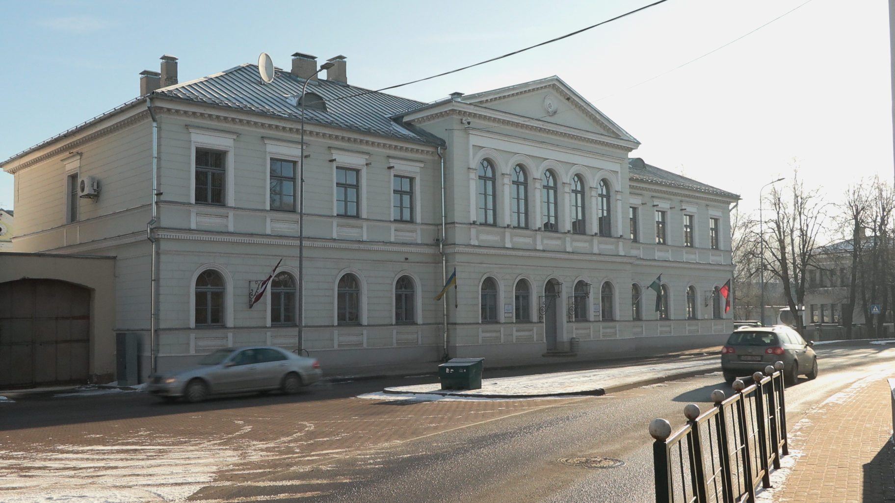 Jēkabpils novada pašvaldības ēka saulainā ziemas dienā.