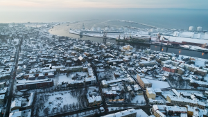 Ventspils ziemā no putna lidojuma ar ostu un pilsētas teritoriju.