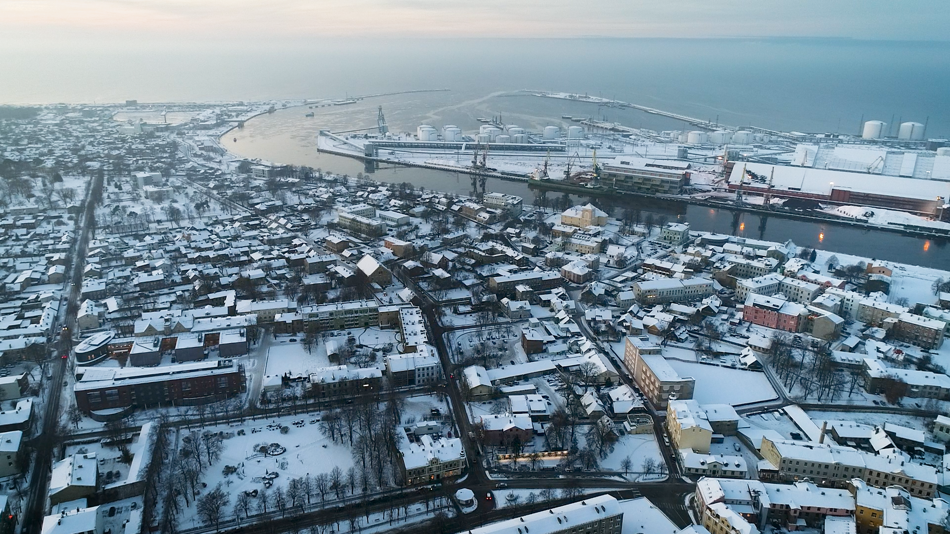 Ventspils ziemā no putna lidojuma ar ostu un pilsētas teritoriju.
