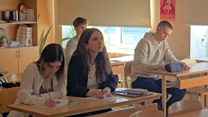 Skolēni piedalās jauno tulkotāju konkursā klasē.
