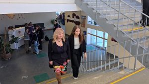 Skolotāja un skolniece Jelgavas Spīdolas Valsts ģimnāzijā pēc uzvaras tulkotāju konkursā.