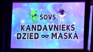“Kandavnieks dzied maskā” šova ekrāns ar pasākuma nosaukumu un ilustrācijām.