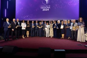 “Gada balva medicīnā 2024” laureāti grupas foto ceremonijā uz skatuves