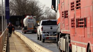 Satiksme uz Salacgrīvas pagaidu tilta ar smagajām automašīnām un gājējiem