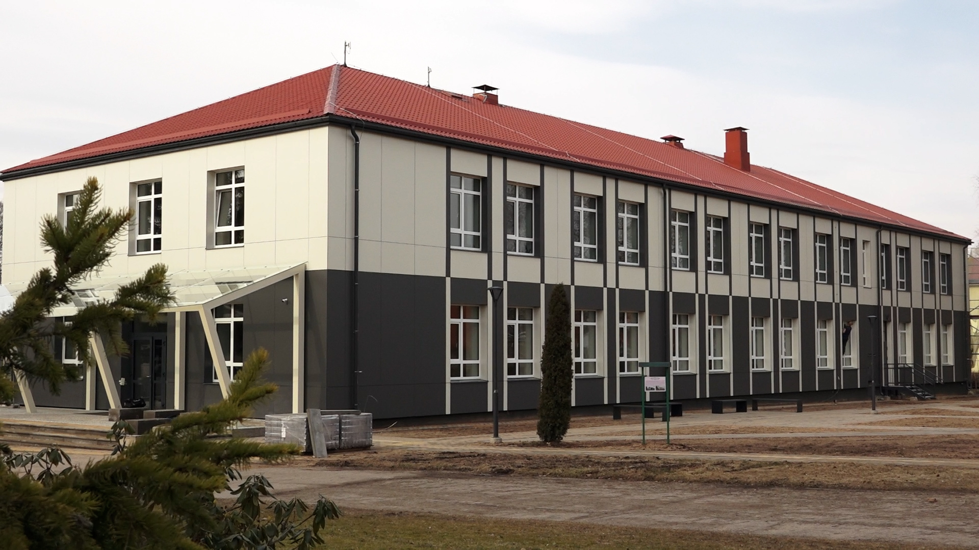 Lejasciema pamatskolas ēka ar sarkanu jumtu un mūsdienīgu fasādi.
