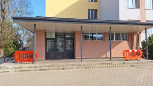 RTU Olaines Tehnoloģiju koledžas ieeja ar pagaidu norobežojumiem