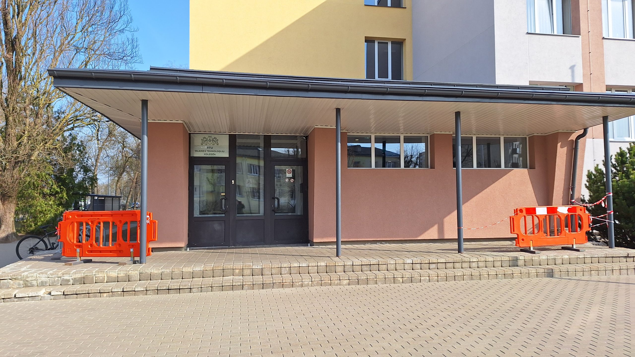 RTU Olaines Tehnoloģiju koledžas ieeja ar pagaidu norobežojumiem