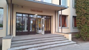 Elejas vidusskolas ieeja ar atvērtām durvīm.