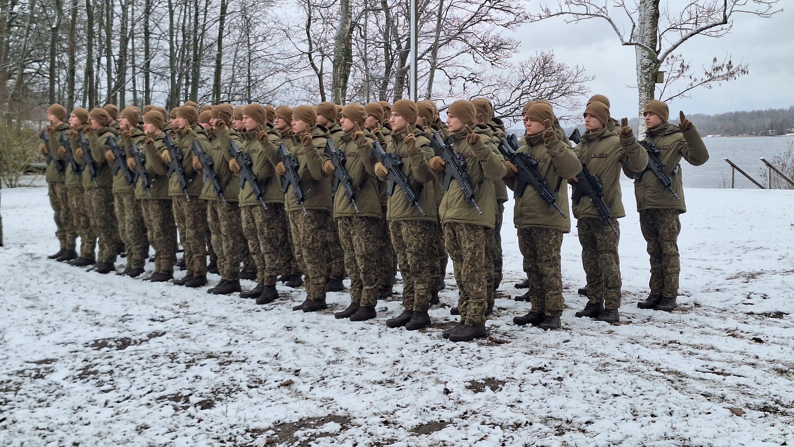 Jaunie karavīri ziemas formastērpos zvēr uzticību, stāvot ierindā sniegotā vidē