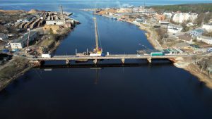 Salacgrīvas pagaidu tilts ar būvdarbiem un satiksmi no putna lidojuma