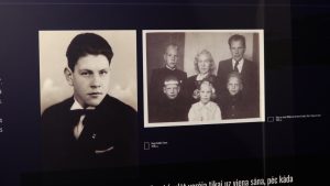 Fotogrāfijas ekrānattēls ar jaunieša un ģimenes portretiem izstādē.