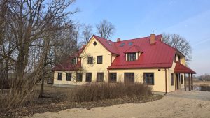 Dignājas muiža ar sarkanu jumtu pēc renovācijas