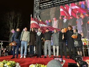 "Straume" filmas komanda ar "Oskara" balvām svinīgā sagaidīšanā pie Brīvības pieminekļa