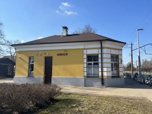 Ikšķiles dzelzceļa stacijas ēka ar slēgtu biļešu kasi