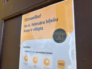 Ikšķiles dzelzceļa stacijas ēka ar slēgtu biļešu kasi