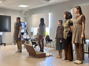 Jaunieši teatrālā uzvedumā ataino Sibīrijas izsūtīto bērnu pieredzi ar simbolisku čemodānu centrā