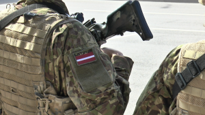 Latvijas karavīrs formas tērpā ar militāru ekipējumu