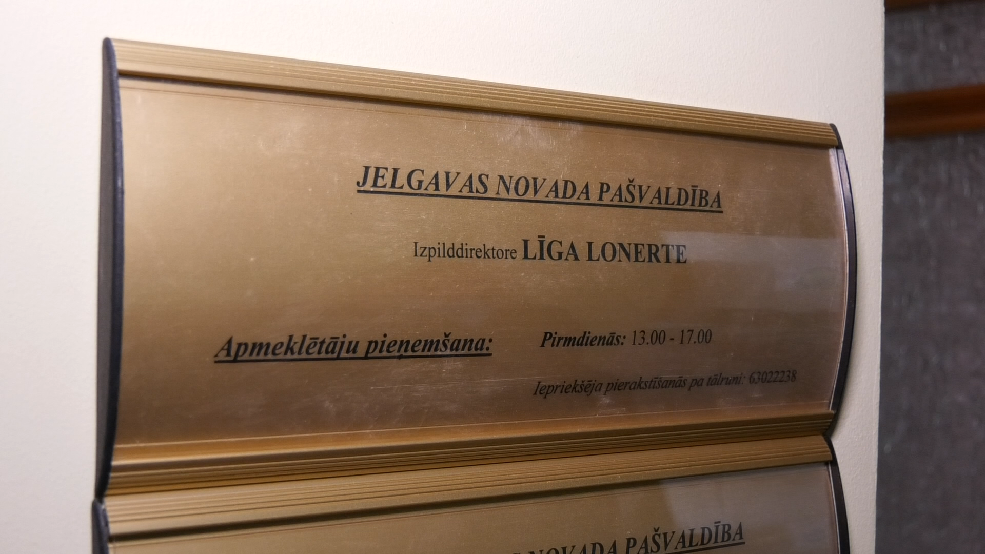 Jelgavas novada pašvaldības izkārtne ar izpilddirektores Līgas Lonertes vārdu