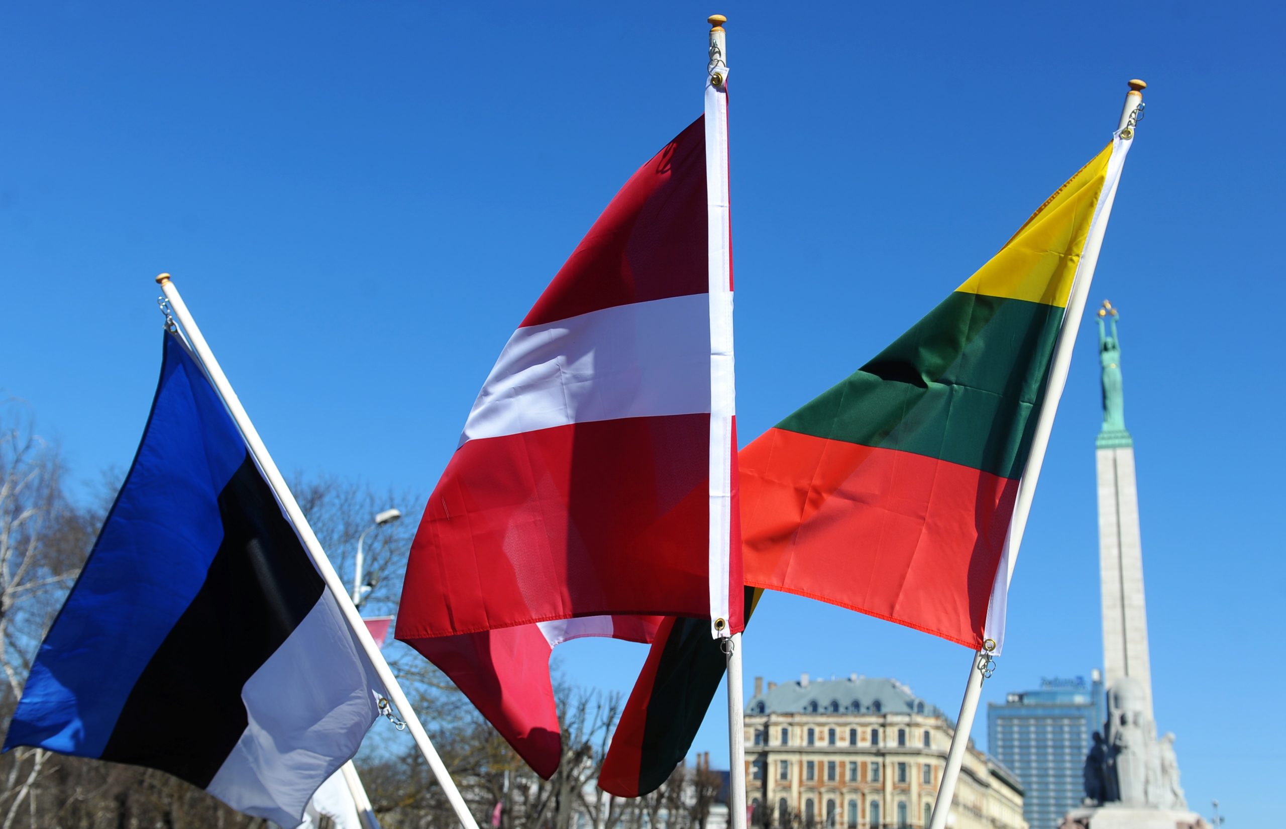 Igaunijas, Latvijas un Lietuvas karogi plīvo pie Brīvības pieminekļa Rīgā.