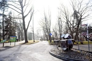 Metāla bungu skulptūra Liepājas parkā saulainā dienā.