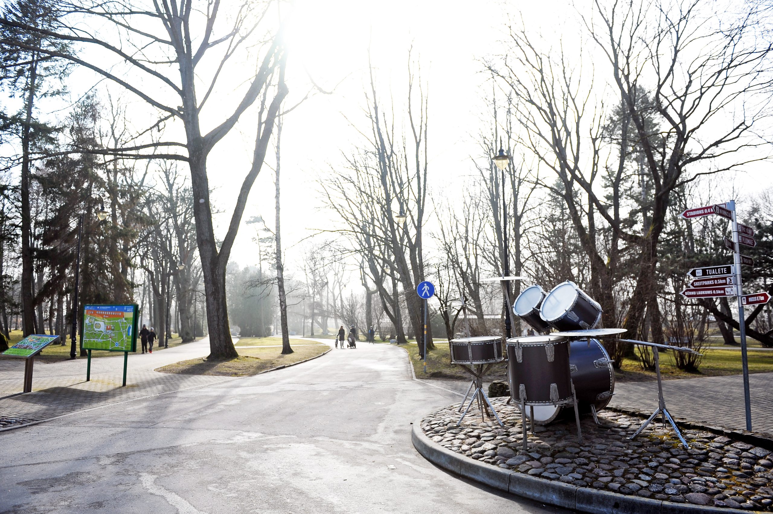 Metāla bungu skulptūra Liepājas parkā saulainā dienā.