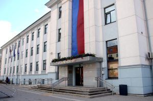 Jelgavas domes ēka ar Latvijas un pilsētas karogiem