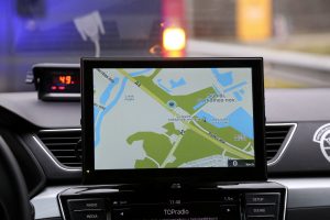 Auto navigācijas ekrāns ar karti, redzams Sunīšu apkaimē